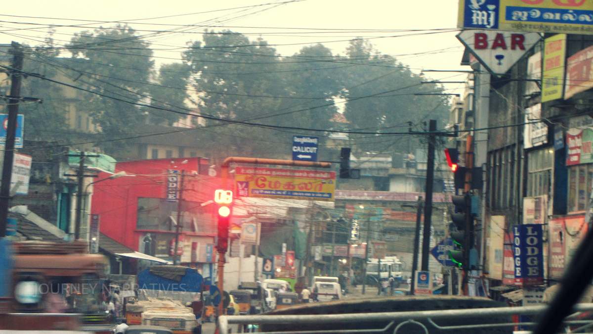 Busy hill station road with vehicles highlighting common travel situations visitors may encounter in India