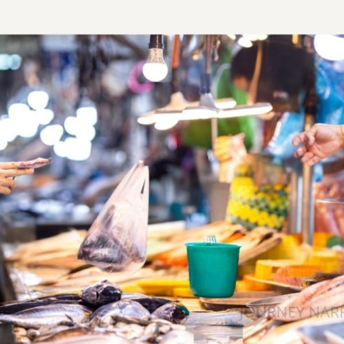 Person exchanging cash in a local market, highlighting payment options available to travelers in India