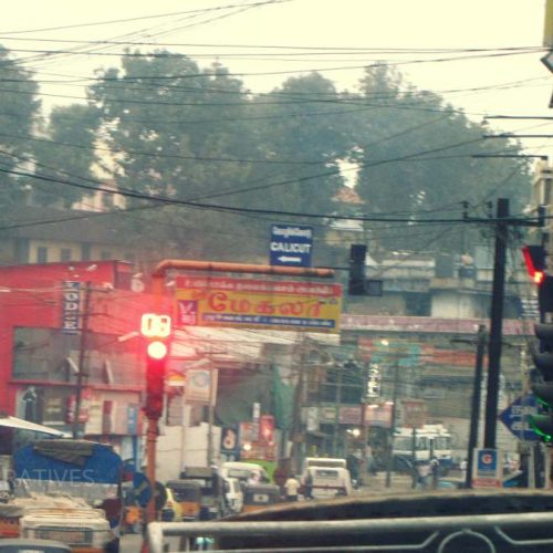 Busy hill station road with vehicles highlighting common travel situations visitors may encounter in India